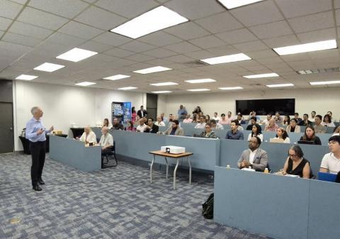 Pascal in Panama lecturing in front of a large group of seated students.